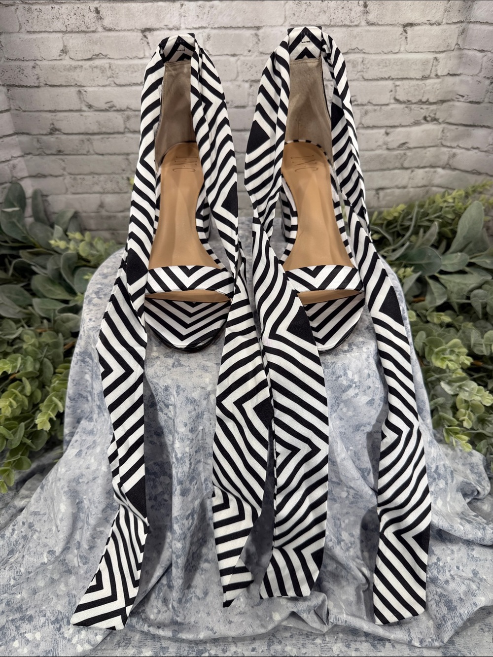 INC - “Kanata” Black & White Fabric Stripe Embroidered Tribal Print Heels WMS 10 - Picture 8 of 11